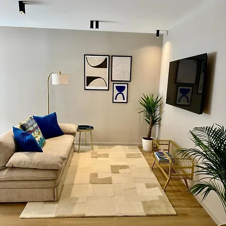 Elegant Escape In - Walk To And Old Town דירה *
